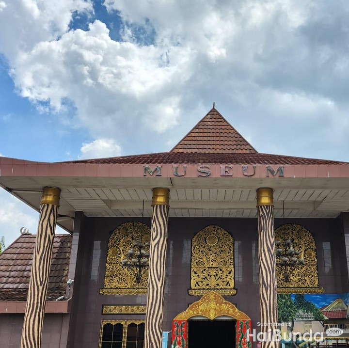 <p>Museum Balaputera Dewa merupakan museum nasional yang ada di Palembang, Bunda. Di sini, ada berbagai macam kisah sejarah yang berhubungan dengan rakyat Sumatera Selatan dan bisa diajarkan pada Si Kecil. (Foto: Mutiara Putri/Tim HaiBunda)</p>