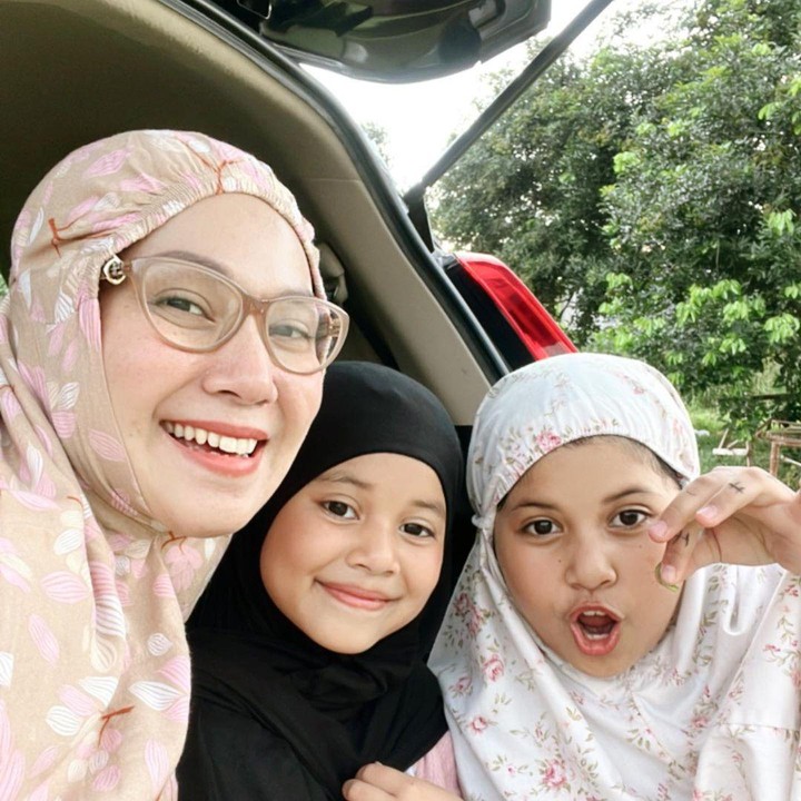 <p>Banyak netizen menilai anak-anak perempuan Puput mewarisi kecantikan sang Bunda. Potret mereka kerap dibanjiri pujian oleh warganet.<em> "Cantik-cantik sekali g kerasa udah pd gede semoga jadi anak-anak yang Sholehah,"</em> kata akun @sriendangpurb***** (Foto: Instagram @puputmelati)</p>
