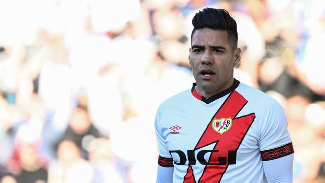 Suporter sepak bola Malaysia gigit jari setelah striker Kolombia Radamel Falcao disebut batal bergabung dengan raksasa Liga Malaysia Johor Darul Ta'zim (JDT).