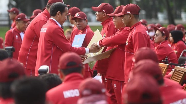 Presiden Joko Widodo memberikan bonus Rp320,5 miliar kepada para atlet dan jajaran pelatih ASEAN Para Games 2023 melalui Bank Mandiri.