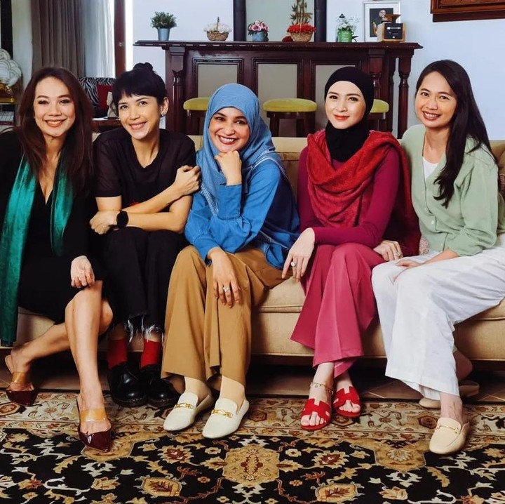 <p>Bunda masih ingat <em>Cinta Fitri</em>? Sinetron yang terakhir kali disiarkan pada 2011 silam itu menjadi tontonan populer Tanah Air. Sinetron ini dibintangi oleh sederet aktris cantik. (Foto: Instagram @dindakanyaa)</p>