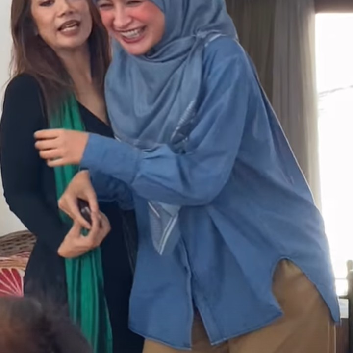 <p>Momen reuni para pemain Cinta Fitri terlihat seru ketika mereka saling berbagi canda dan tawa ya, Bunda? (Foto: Instagram @donitabhubiy)</p>