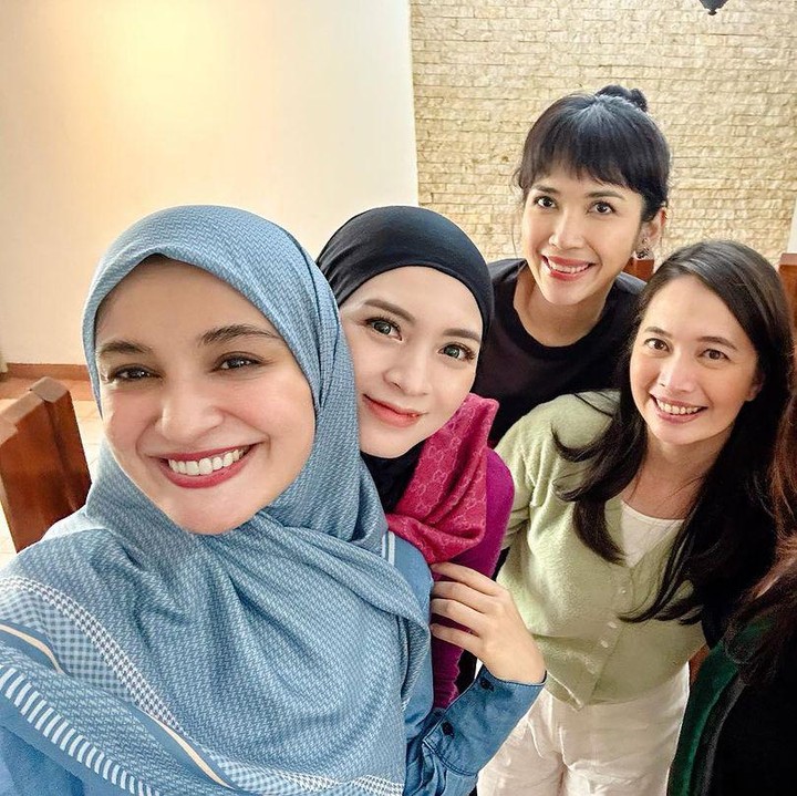 <p>Baru-baru ini, para pemain sinetron <em>Cinta Fitri</em> melakukan reuni, lho. Di kesempatan itu, hadir Shireen Sungkar, Donita, Dinda Kanyadewi, Verlita Evelyn, dan Irene Librawati. (Foto: Instagram @shireensungkar)</p>