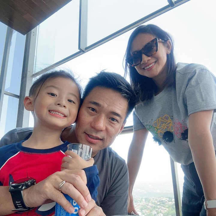 <p>Di sela-sela kesibukan, Rini dan Andrew kerap meluangkan waktu untuk mengajak putra mereka yang berusia 4 tahun pergi jalan-jalan. (Foto: Instagram @riniyulianti)</p>