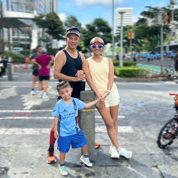 <p>Pasangan ini juga menularkan hobi olahraga pada anak mereka.<em> "Oh Xavi Xaviii.. Pas weekdays, mau sekolah di bangunin susah dan kesiangan, jadinya telat.. Pas Weekend, Omma appa mau CFD dia udah bangun sblm alarm dan akhirnya ikutan setelah 3 thn. Kaya nya bakalan Ikutan CFD terus nih,"</em> cerita Rini. (Foto: Instagram @riniyulianti)</p>