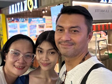 Potret Anjasmara dan Dian Nitami Antar Putri Cantiknya Lanjutkan Kuliah