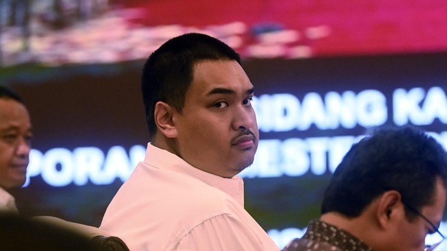 Menpora Dito sempat membagikan foto dirinya bersama sejumlah mobil di media sosial.