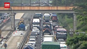 VIDEO: Libur Panjang Usai, Tol Cipali Arah Jakarta Macet Panjang