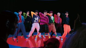Travis Japan 'Diculik' Alien di MV Candy Kiss