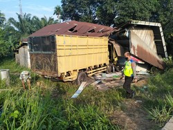 2 Truk Batu Bara Tabrak Kios-Rumah di Muaro Jambi, Bocah 5 Tahun Luka-luka