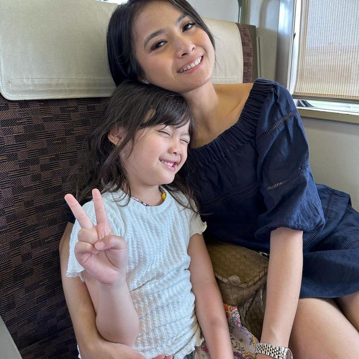 <p>Tak mengherankan lagi Bridgia sempat mencuri perhatian publik karena wajahnya yang disebut menggemaskan dan cantik, karena hal itu ternyata diwariskan oleh sang ibundanya. (Foto: Instagram@septriasaacha)</p>