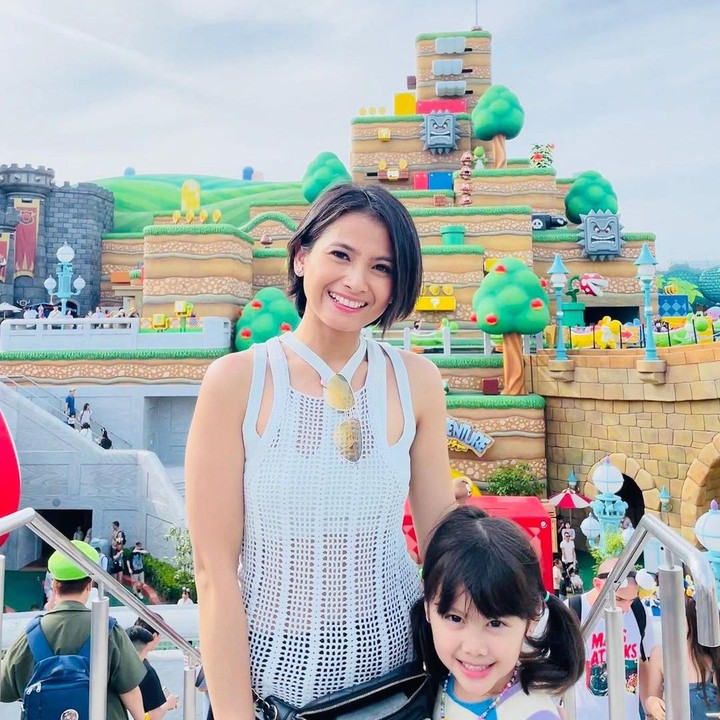 <p>Bukan hanya gaya berpakaiannya saja, ternyata model rambut pendek Acha saat ini juga menjadi faktor dirinya disebut terlihat awet muda, Bunda. "Lebih Cantik rambut Pendek en lebih keliatan mida, cocok banget dgn rambut Pendeknya," tulis akun <em>@ana**.</em> (Foto: Instagram@septriasaacha)</p>