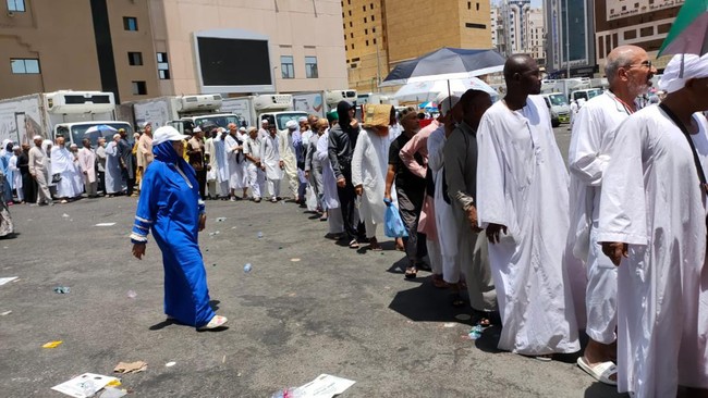 Banyak warga Saudi dan relawan lainnya berjajar di sepanjang jalan menuju kompleks Masjidil Haram memberikan makanan dan minuman gratis bagi para jemaah.