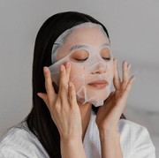 6 Aturan Pemakaian Sheet Mask yang Benar, Agar Kulit Wajah Jadi Glowing Maksimal