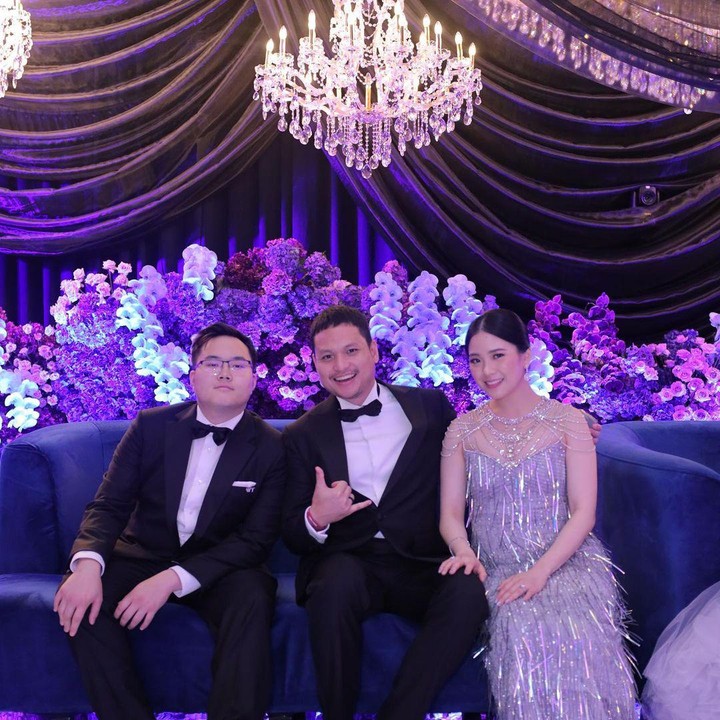 <p>Dalam unggahannya juga diselipkan potretnya bersama dengan Jonathan dan Si Bungsu Warren Tanoe. Adapun Jessica merupakan putri ketiga Harry Tanoe yang juga adik dari Valencia. (Sumber: Instagram @jessicatano)</p>
