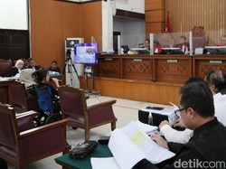 Momen Eks Pacar Mario Diperiksa Dokter di Tengah Persidangan