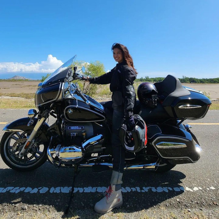 <p>Meski sempat gelisah, Duma akhirnya lega bisa menyelesaikan touring untuk pertama kalinya bersama suami. Ia pun mengunggah beberapa momen saat melakukan touring dan menaiki moge sang suami. (Foto: Instagram @duma_riris)</p>