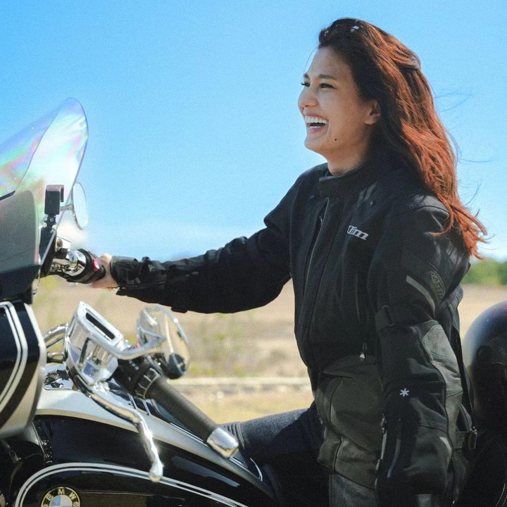 <p>Duma mengaku senang diajak touring motor bersama suaminya. Meski dilakukan secara tiba-tiba, tampaknya Duma mulai ketagihan ikut touring motor. (Foto: Instagram @duma_riris)</p>