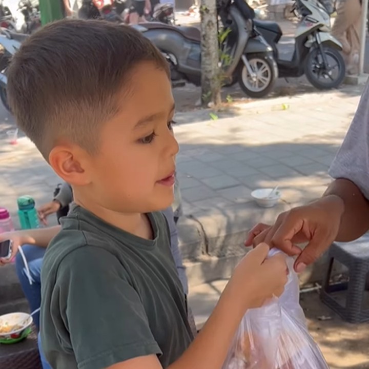 <p>Di kesempatan lain, El Barack pernah memborong mie ayam dari seorang pedagang kaki lima. "Mie ayam dua, enggak pedas. <em>Take away</em> (dibungkus). Kuahnya dipisah ya," ucap El kepada penjual mie ayam. (Foto: Instagram @inijedar)</p>