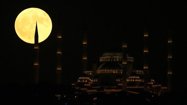 Supermoon mengorbit sedikit lebih dekat ke Bumi daripada rata-rata Bulan, sehingga tampak sedikit lebih besar dan lebih terang.