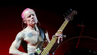 img-title Flea Ternyata Tak Pernah Suka Album Perdana Red Hot Chili Peppers