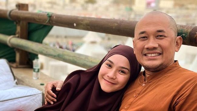 Pulang Umrah, Hanung Bramantyo dan Zaskia Adya Mecca ke Vatikan saat Misa Natal