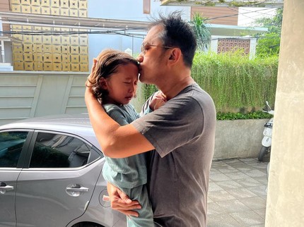 Anak Zaskia Mecca Ngambek Sang Ayah Botak Usai Haji, Hanung Terpaksa Pakai Wig
