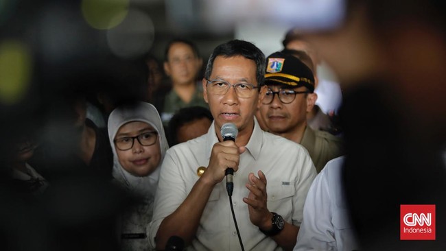 Penjabat Gubernur DKI Jakarta Heru Budi Hartono memberikan waktu satu bulan kepada perusahaan untuk merapikan kabel-kabel semrawut.