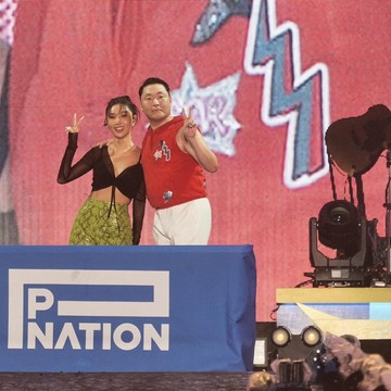 img-title Tanda Tangan Kontrak di Atas Panggung, Hwasa MAMAMOO Bergabung Dengan Agensi P NATION Milik PSY