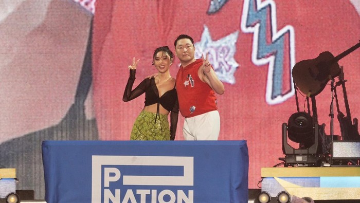 Tanda Tangan Kontrak di Atas Panggung, Hwasa MAMAMOO Bergabung Dengan Agensi P NATION Milik PSY