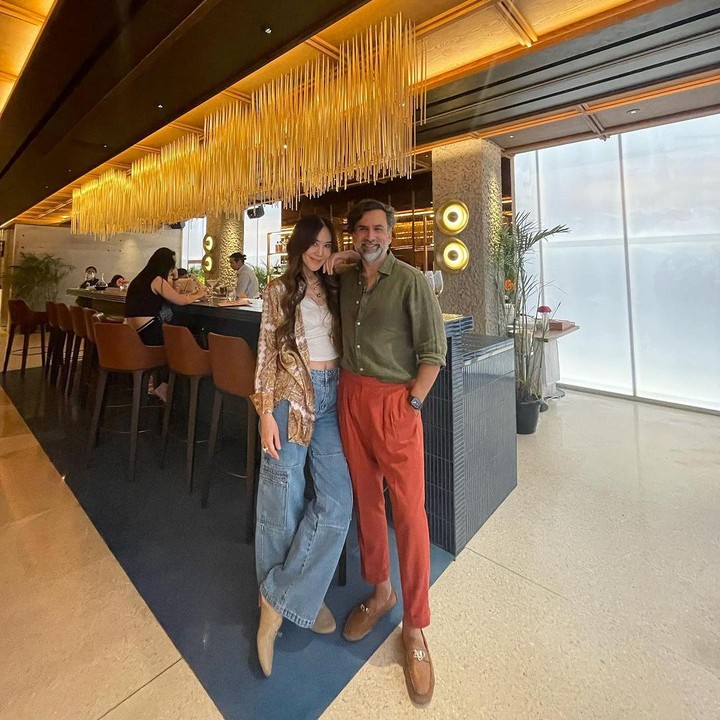 <p>Bahkan, suaminya yang sudah membangun rumah tangga selama 29 tahun saja tampaknya tak pernah absen untuk memuji parasnya. (Foto: Instagram@inathomas)</p>