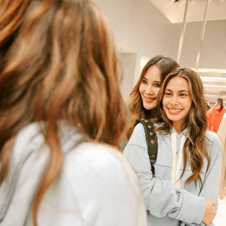 <p>Bahkan, Ina juga terlihat seperti kakak dan adik dengan anak bungsunya, Valerie Thomas, ya, Bunda? (Foto: Instagram@inathomas)</p>