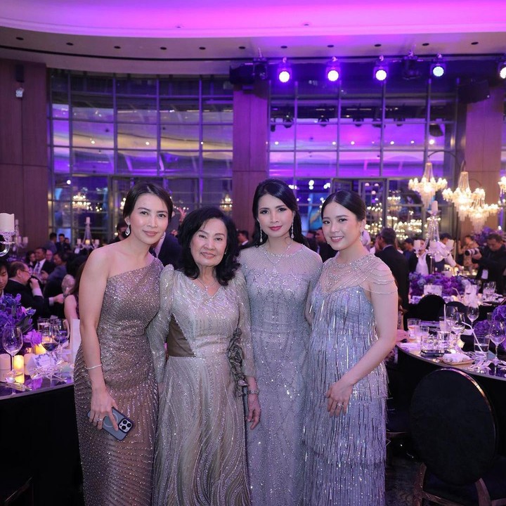 <p>Jessica juga membagikan potretnya bersama ibu, tante, dan neneknya dengan gaun berwarna sedanda. Kecantikannya lintas generasi ya, Bunda (Sumber: Instagram @jessicatano)</p>