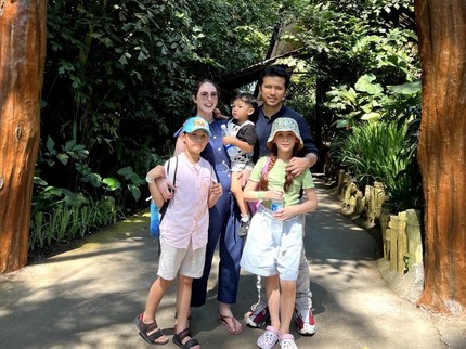 7 Potret Seru Arumi Bachsin & Emil Dardak Ajak Anak-anak Liburan ke Kebun Binatang