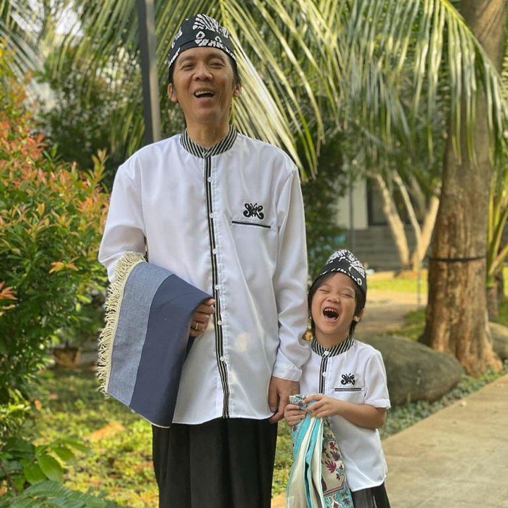 <p>Bimbim juga sangat dekat dengan anak bungsunya, Maomettano Luke Almachzumi. Keduanya bahkan memiliki paras yang mirip ya, Bunda? (Foto: Instagram @bimbimslank)</p>