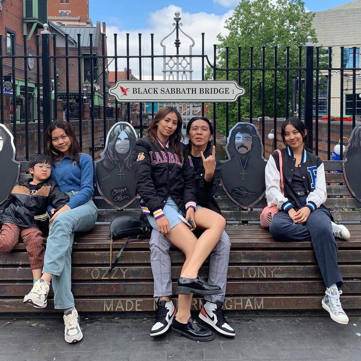 <p>Bimbim Slank sudah 24 tahun membangun keluarga bersama Reny Setiawati. Pasangan ini menikah pada 1999 silam dan sudah dikaruniai tiga anak. (Foto: Instagram @bimbimslank)</p>