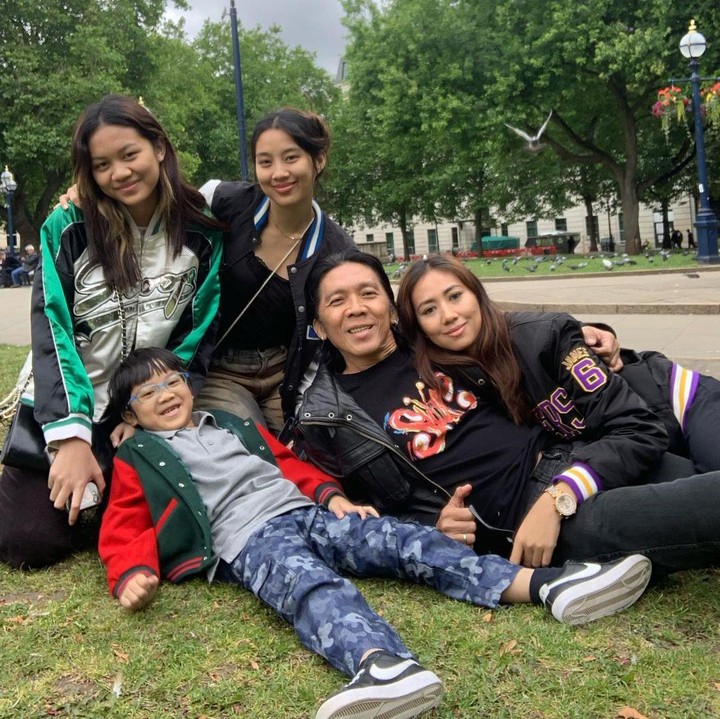 <p>Dari pernikahan itu, Bimbim Slank dan Reny Setiawati memiliki dua anak perempuan bernama Mezzaluna D'Azzuri dan Tallulah Alami Hobi. Setelah itu, mereka juga dikaruniai anak laki-laki yang diberi nama Maomettano. (Foto: Instagram @bimbimslank)</p>
