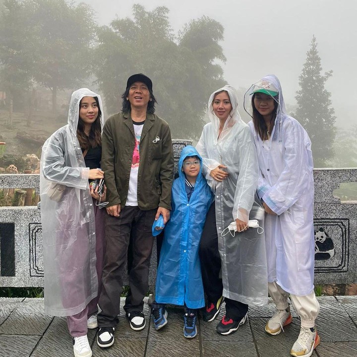 <p>Tengok saja keseruan keluarga Bimbim Slank yang hujan-hujanan sewaktu liburan. (Foto: Instagram @bimbimslank)</p>