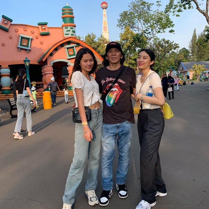 <p>Bimbim juga kerap melakukan<em> quality time</em> bersama kedua putrinya yang beranjak dewasa. "<em>Jalan2 ke Dufan bertigaan aja with @mezzaluna @tallulahnatura,</em>" kata Bimbim. (Foto: Instagram @bimbimslank)</p>