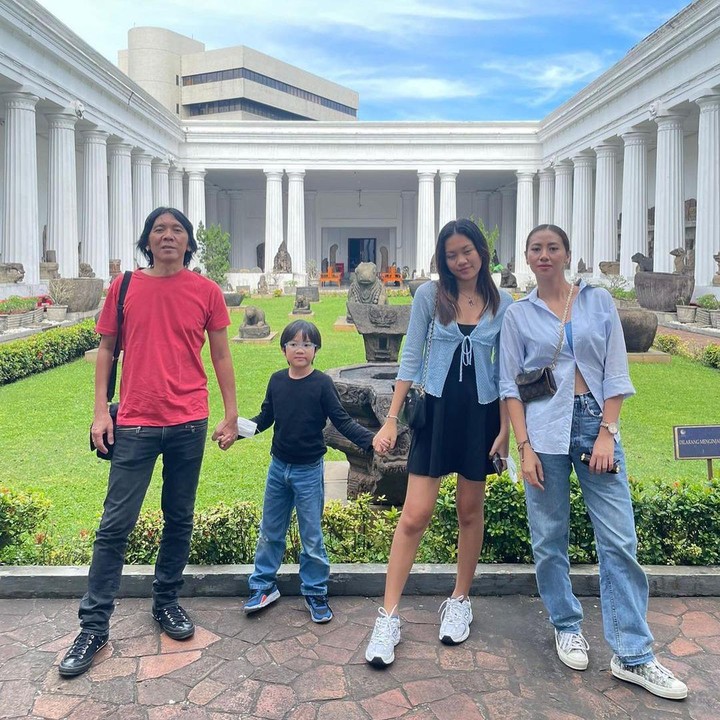 <p>Di sela-sela kesibukan, pria bernama lengkap Bimo Setiawan Almachzumi itu selalu menyempatkan diri untuk mengajak keluarganya liburan.<em> "Jalan2 ke Museum Gajah @museumnasionalindonesia,</em>" tulis Bimbim. (Foto: Instagram @bimbimslank)</p>