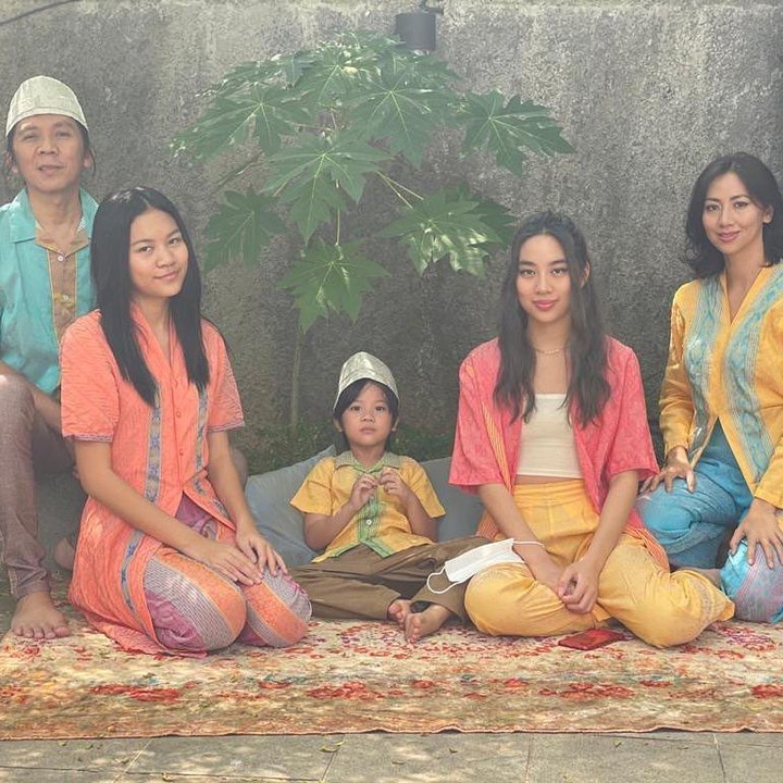 <p>Menjalani rumah tangga selama 24 tahun, Bimbim dan istrinya selalu membuat keluarga mereka kompak serta harmonis, nih. (Foto: Instagram @bimbimslank)</p>