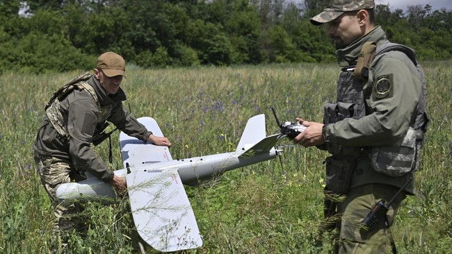 Menhan Ukraina menyebut kemungkinan terjadi ledakan produksi drone untuk pertahanan negara tersebut dalam menghadapi manuver Rusia.