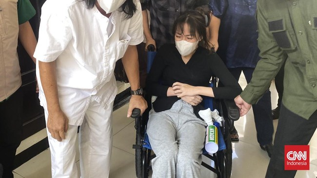 Anastasia Pretya Amanda (APA) hadir di sidang penganiayaan David dengan menggunakan kursi roda dan sebagian wajah ditutupi masker.
