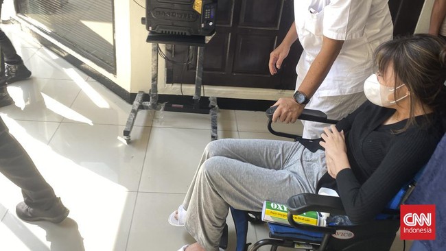 Tim dokter langsung memeriksa kesehatan Amanda yang hampir jatuh pingsan dari kursi roda. Ternyata, kondisi Amanda dianggap bisa melanjutkan sidang.