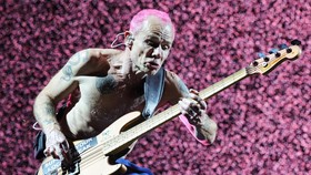 Tak Puas, Flea Ngaku Ingin Rekam Ulang Album Debut RHCP