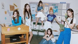 Lirik Lagu Love is Lonely - NMIXX