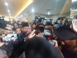 Sempat Terjadi Keributan Saat Panji Gumilang Keluar dari Bareskrim