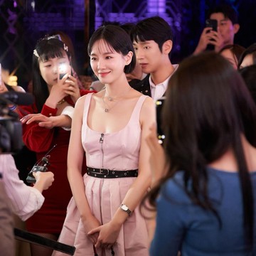 img-title 4 Drakor Paling Populer Park Gyu Young, Aktris Cantik di Serial Netflix Korea 'Celebrity