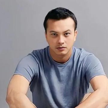 Nicholas Saputra Duduk Lesehan Sambil Nyebat, Bagian Perut Disorot