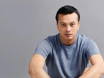 Nicholas Saputra Duduk Lesehan Sambil Nyebat, Bagian Perut Disorot